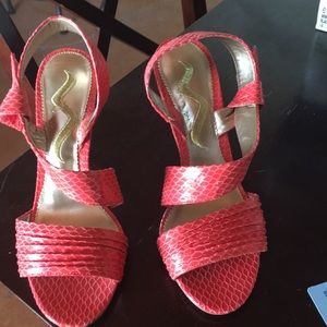 Shoes coral color